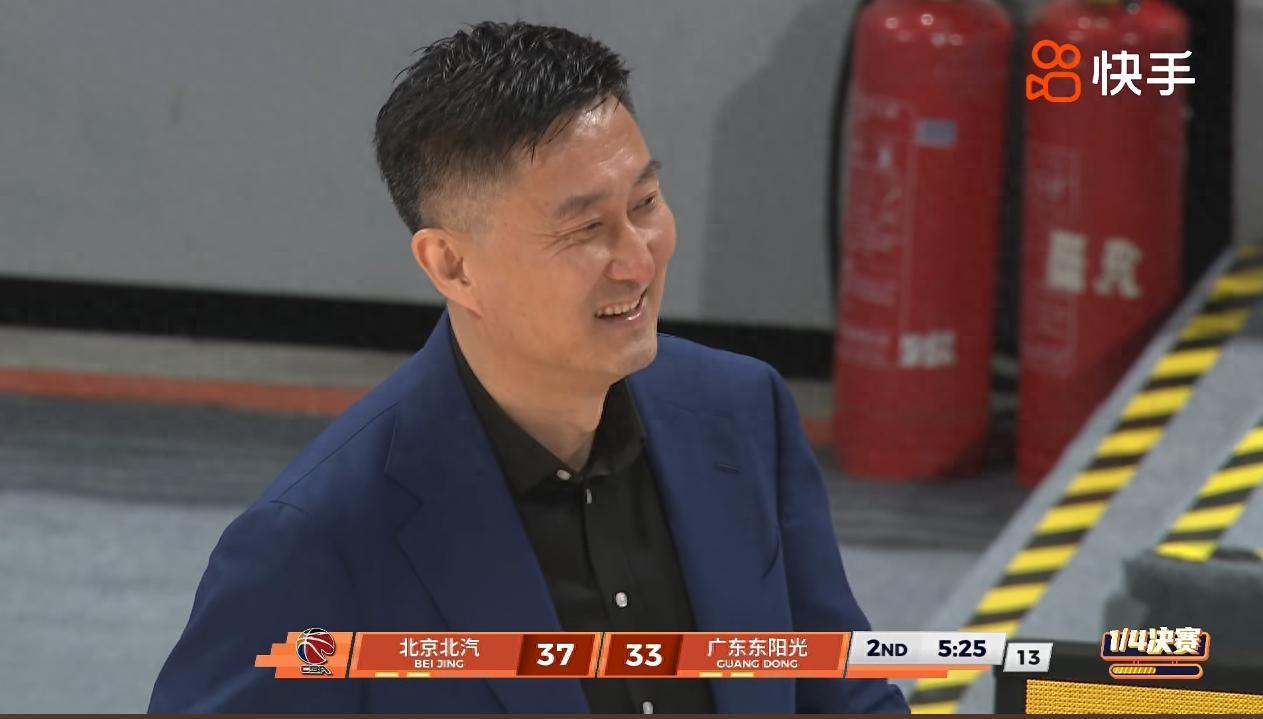广东为何3分被投爆？媒体人怒喷2人：他俩哪里能跟上曾凡博的腿脚